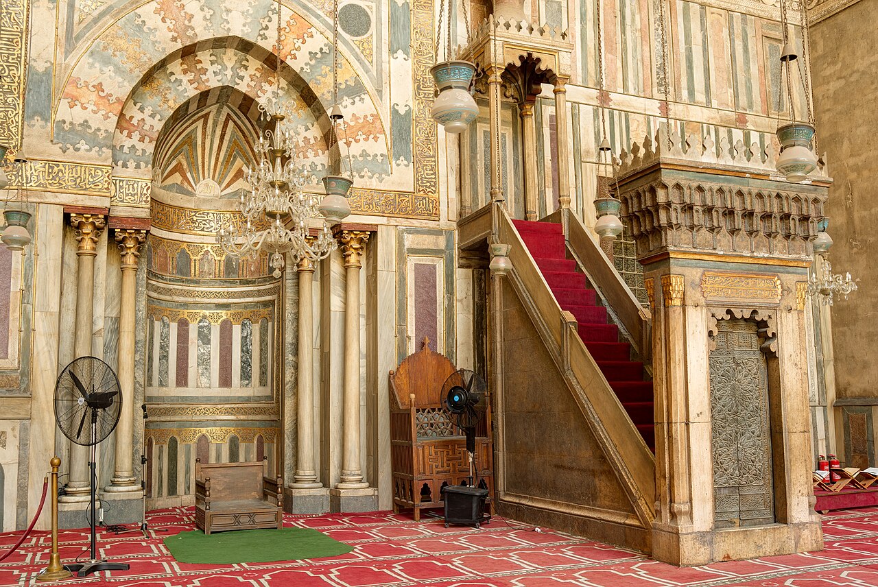 فلاسفة على منبر الجمعة.. وقبلة على يد الشيخ!