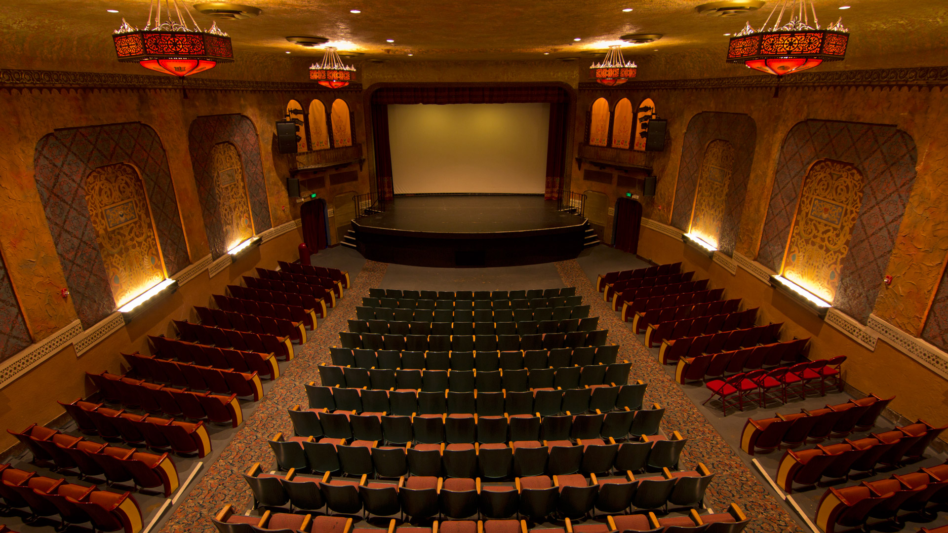 "إبراز الهوية"... إذْنُ العبور إلى الضفّة المقابلة