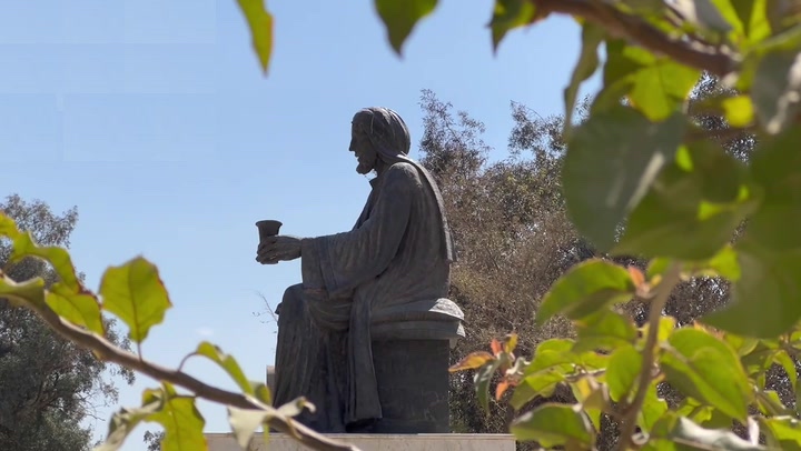 أبو نواس.. وثنائيّة المقدّس والمدنّس